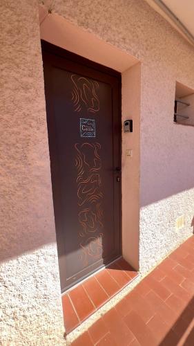 une porte marron avec un dragon peint dessus dans l'établissement Appartement lumineux entre plage et montagne, à Banyuls-sur-Mer