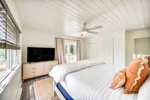 Postel nebo postele na pokoji v ubytování Pet-Friendly Buxton Home with Balcony, 2 Mi to Beach