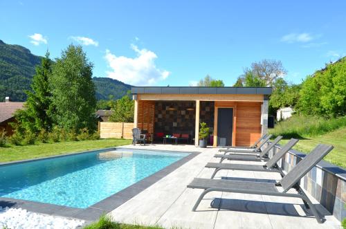 בריכת השחייה שנמצאת ב-Grand chalet neuf avec piscine privée et Jacuzzi, proche Paradiski או באזור