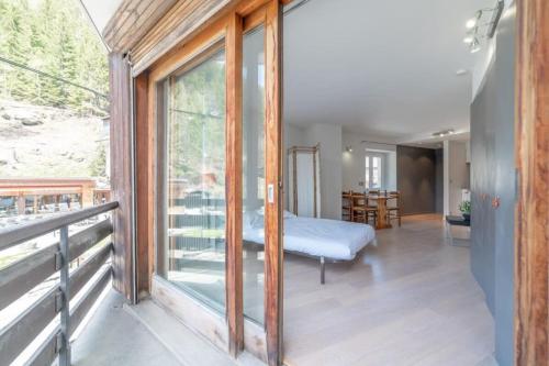 a bedroom with a bed and a balcony at Starton furnished flat in Chamonix