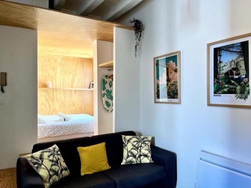 - un salon avec un canapé et une chambre dans l'établissement Le Madeleine, 2pers wifi et Tv, à Nantes