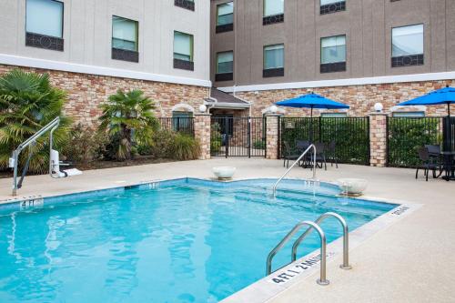 une piscine en face d'un bâtiment dans l'établissement Holiday Inn Express & Suites Texarkana, an IHG Hotel, à Texarkana - Texas