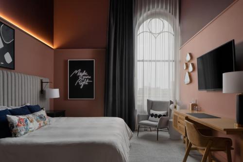 Postel nebo postele na pokoji v ubytování Kinn Guesthouse Downtown