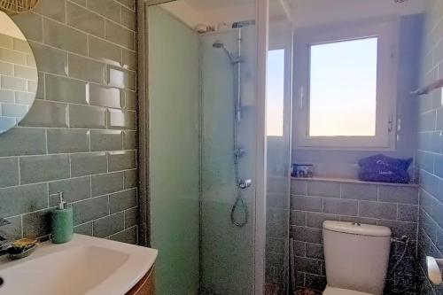 une salle de bain avec une douche, des toilettes et un lavabo dans l'établissement La Parenthèse Marine, à Bandol
