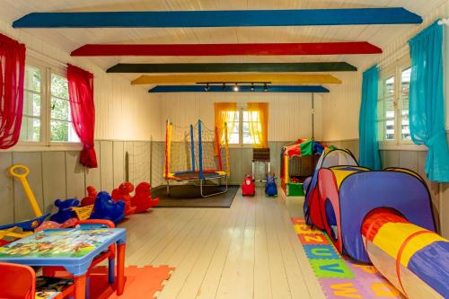 a room with many different types of play equipment at Hotel Jardins da Colina in Nova Petrópolis