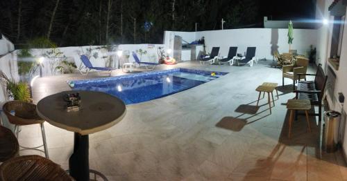 un patio con piscina, sillas y mesa en LaVa Villa, en Ayia Napa