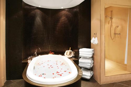 y baño con bañera con flores. en Sheraton Kampala Hotel en Kampala