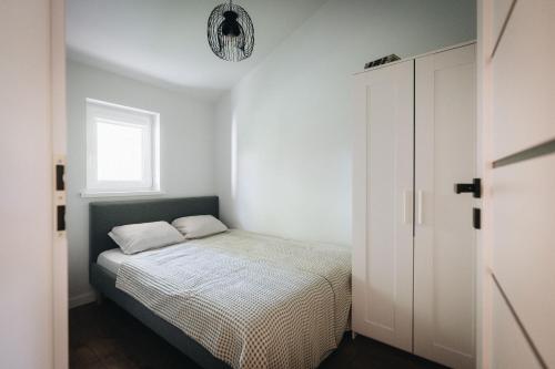 Nemirseta في بالانغا: غرفة نوم صغيرة بها سرير ونافذة