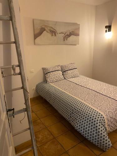 une chambre avec un lit et un tableau au mur dans l'établissement Maison dans village calme, à Arles