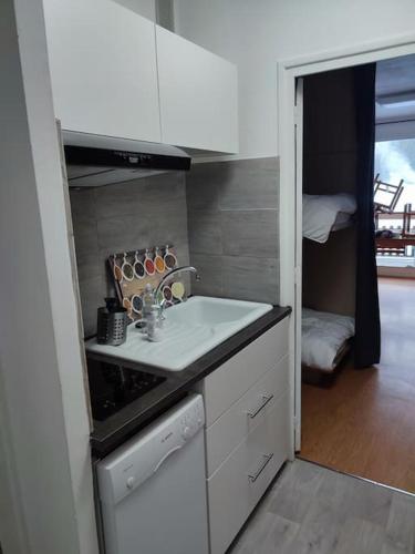 une cuisine avec un évier et un plan de travail dans l'établissement Studio 4 Personnes côté Sud, à Superdevoluy