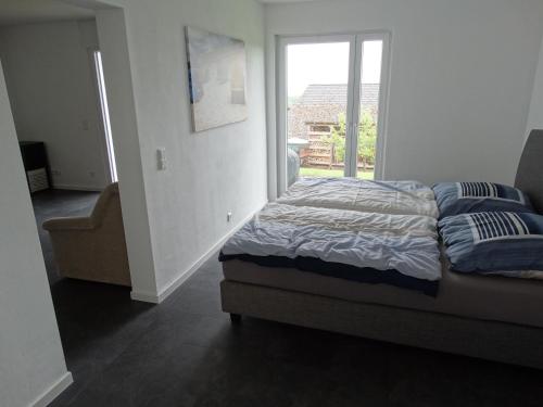 a bedroom with a bed and a window with a view at Urlaub in Horn in Horn