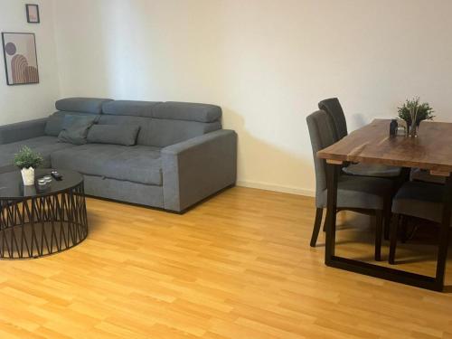 sala de estar con sofá y mesa en Apartment in Mannheim, en Mannheim