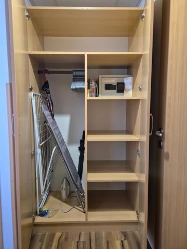 szafa z półką na książki i kuchenką mikrofalową w obiekcie Manna Wellness Apartman Zalakaros w Zalakaros