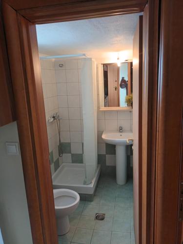 łazienka z toaletą i umywalką w obiekcie Sunny penthouse w Salonikach