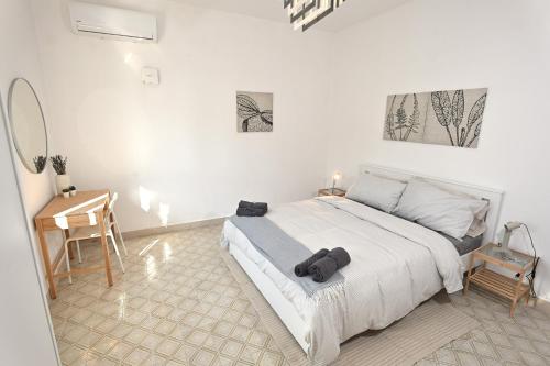 a bedroom with a bed and a desk in it at Casa Benesere Corpo E Mente in Castel Volturno