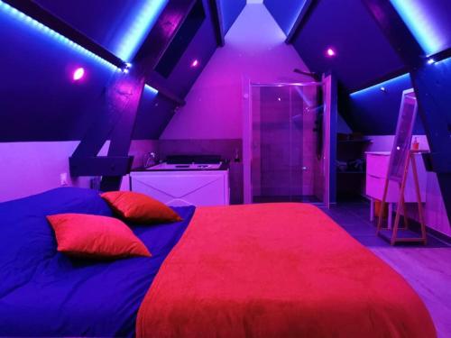 une chambre avec un éclairage violet et rose et un lit dans l'établissement Gîte tout confort avec baignoire balneo', à Boos
