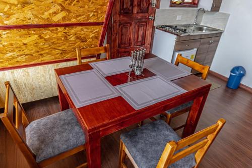 a dining room table with chairs and a kitchen at Chalet-Familiar Tota, full-equipado! CLIMATIZADO! in Tota