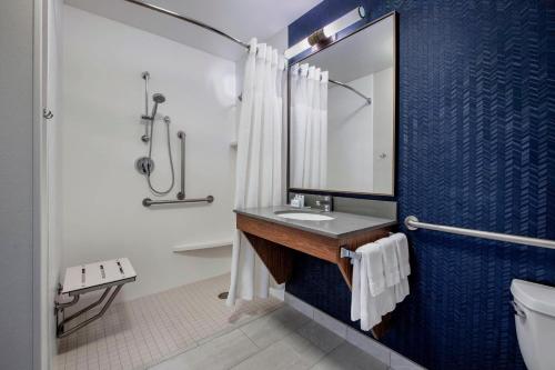 W łazience znajduje się umywalka i lustro. w obiekcie Fairfield Inn & Suites by Marriott Kelowna w mieście Kelowna