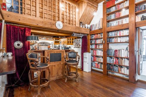 博德魯姆的住宿－哈拉博德魯姆酒店，图书馆,设有两个酒吧凳和书架