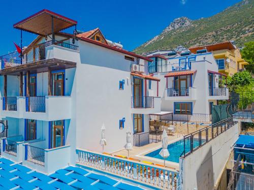 een villa met een zwembad in een resort bij Pazar Apartments in Kalkan