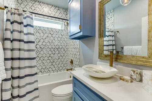 Ένα μπάνιο στο 1 Mi to Beach Home in Old Town Port Aransas