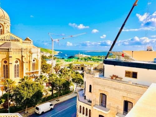 z góry widok na miasto z budynkiem w obiekcie Ta Phyllis - Apartments & Villas with Sunset & Sea Views w mieście Għajnsielem