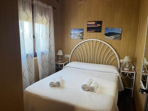 - une chambre avec un lit et 2 serviettes dans l'établissement Rosa de la contrera, à Tarifa