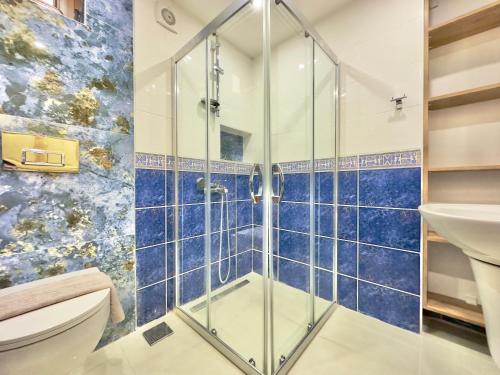 A bathroom at Pazar Apartments