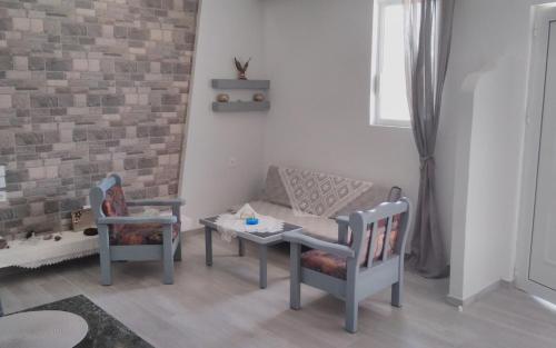un soggiorno con 2 sedie e un tavolo di Endless BLUE Lahania a Lakhania