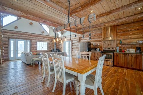 Kuchyň nebo kuchyňský kout v ubytování Chalet en bois rond des Perséides