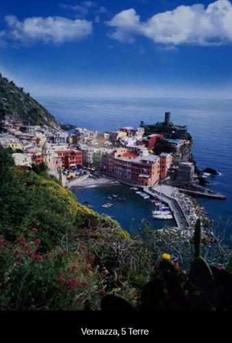 a view of a city with boats in the water at "A Ridosso" sul mare nel cuore del paese in Le Grazie