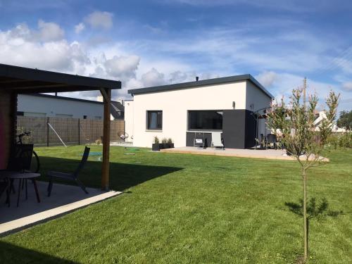 un petit arbre dans une cour avec une maison dans l'établissement Villa Ty Plad, Penmarc'h, à Penmarcʼh