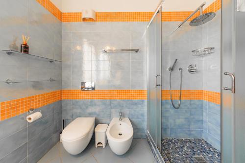 a bathroom with a shower and a toilet and a sink at ImmoBo Arcadian - Piazza Maggiore View in Bologna