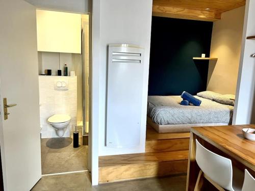 - une petite chambre avec un lit et une salle de bains dans l'établissement Studio Le Sanlecque, Wifi Tv 2personnes, à Nantes