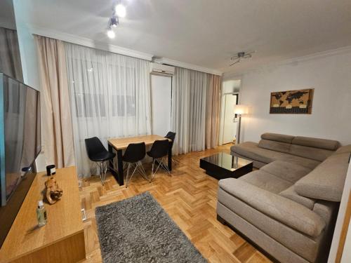 Ruang duduk di Arena apartment