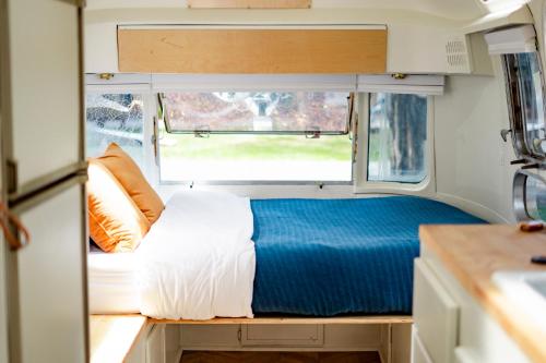 a bedroom in an rv with a bed and a window at Corduroy Lodge in Pinetop-Lakeside