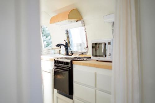a kitchen with a stove and a microwave at Corduroy Lodge in Pinetop-Lakeside