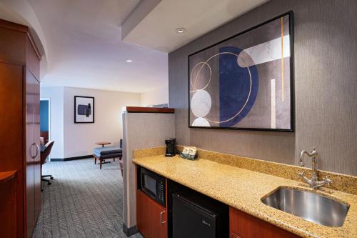 um quarto de hotel com um lavatório e uma cozinha em Courtyard by Marriott Boise West/Meridian em Boise