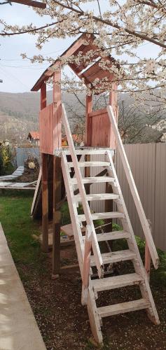 una escalera de madera que conduce a una casa de juegos en Три горішки en Yaremcha
