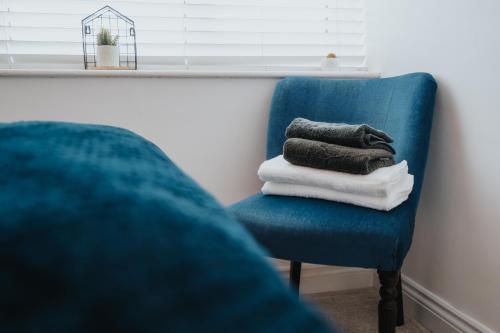 a blue chair with towels on top of it at Hill Lane in Central Manchester - Free Parking in Manchester