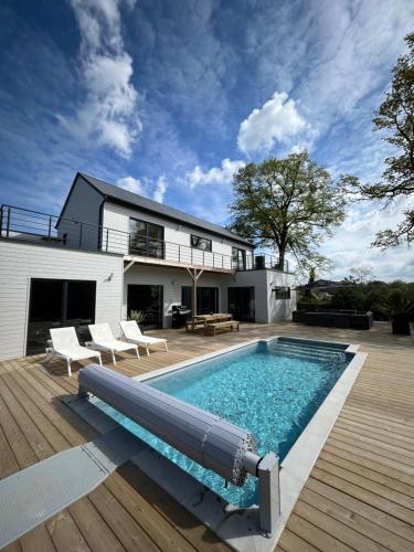 Villa avec piscine en Baie Mont St Michel dans un parc arboré