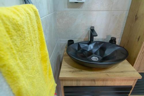 a black sink on a wooden table in a bathroom at Tara Vista Cabin in Zaovine