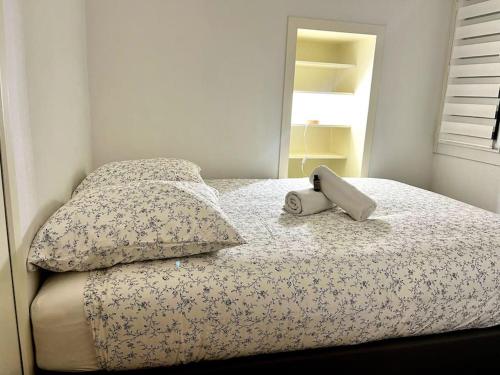 - un lit avec un oreiller et un livre dans l'établissement Le Pilori 2pers, chambre séparée, Tv et Wifi, à Nantes