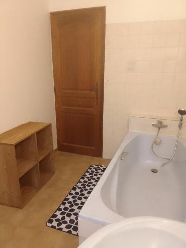 une salle de bain avec baignoire et toilettes dans l'établissement Gite les kiwis, à Bessèges