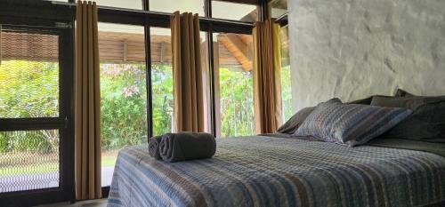 - une chambre avec un lit en face d'une fenêtre dans l'établissement Villa Serenity welcomes you, à Pacific Harbour