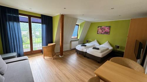 Habitación de hotel con cama y TV en Bacharacher Hof en Bacharach