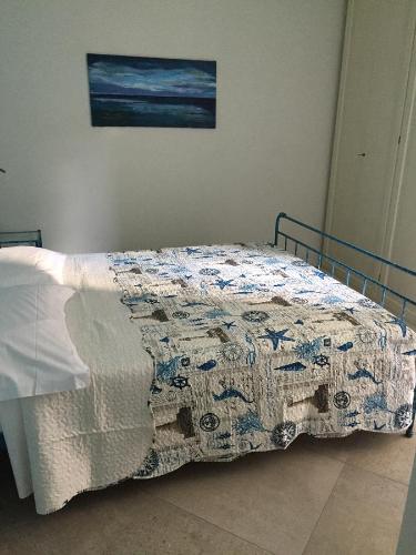 a bed with a quilt on it in a bedroom at La Rosa Dei Venti in Monterosso al Mare