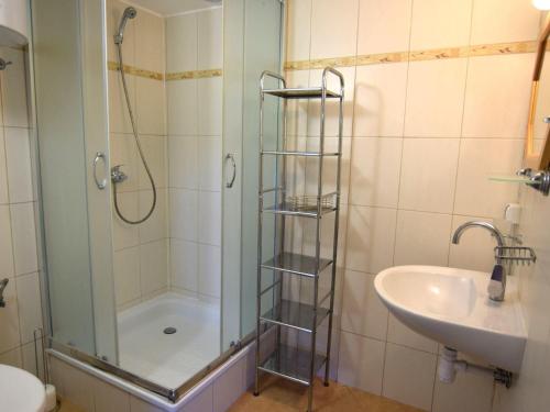 y baño con ducha y lavamanos. en Holiday home in Kopalino en Kopalino
