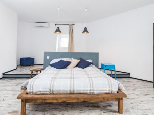 1 dormitorio con 1 cama con almohadas azules y blancas en Darrera Es Campanar - House In Bunyola Free Wifi, en Bunyola