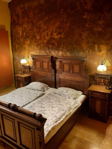 1 dormitorio con 1 cama grande y 2 mesitas de noche en Residence Spillenberg Classic Room en Levoča